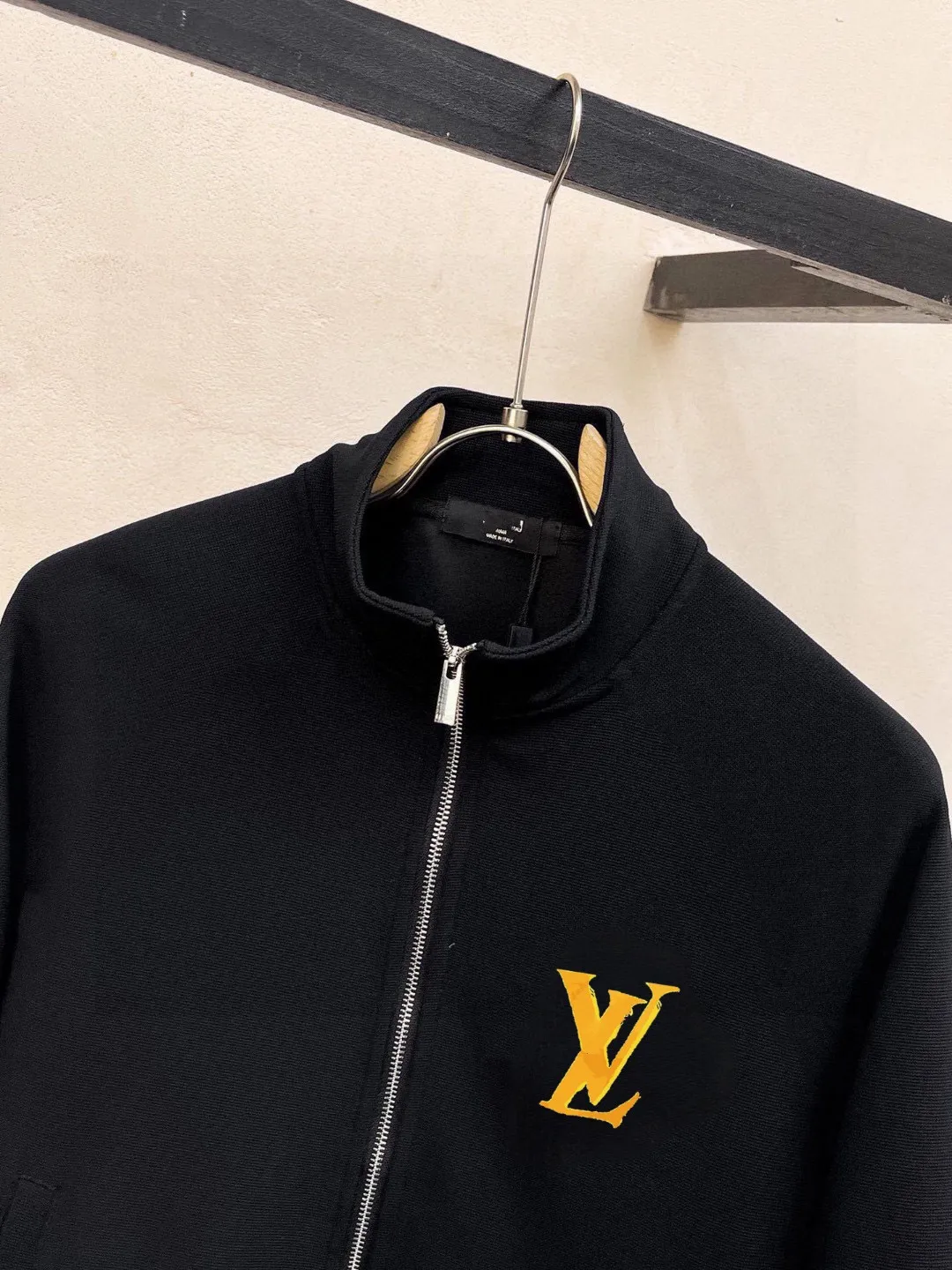 🅿️420 [LV Louis Vuitton] (Fat Man Gospel) hot-selling suit is coming. Focus on the original version of the official website. 2025 new hot-selling cardigan sweater suit. The original order is the best. 🇭🇰The meticulous work of top designers is dedicated to a fitting and perfect upper body effect. All-natural high-quality Roman cotton 100%, close-fitting comfort, noble and elegant! Original hardware embodies elegance and nobility! Counter size: M-5XL (maximum wear up to 220 pounds)